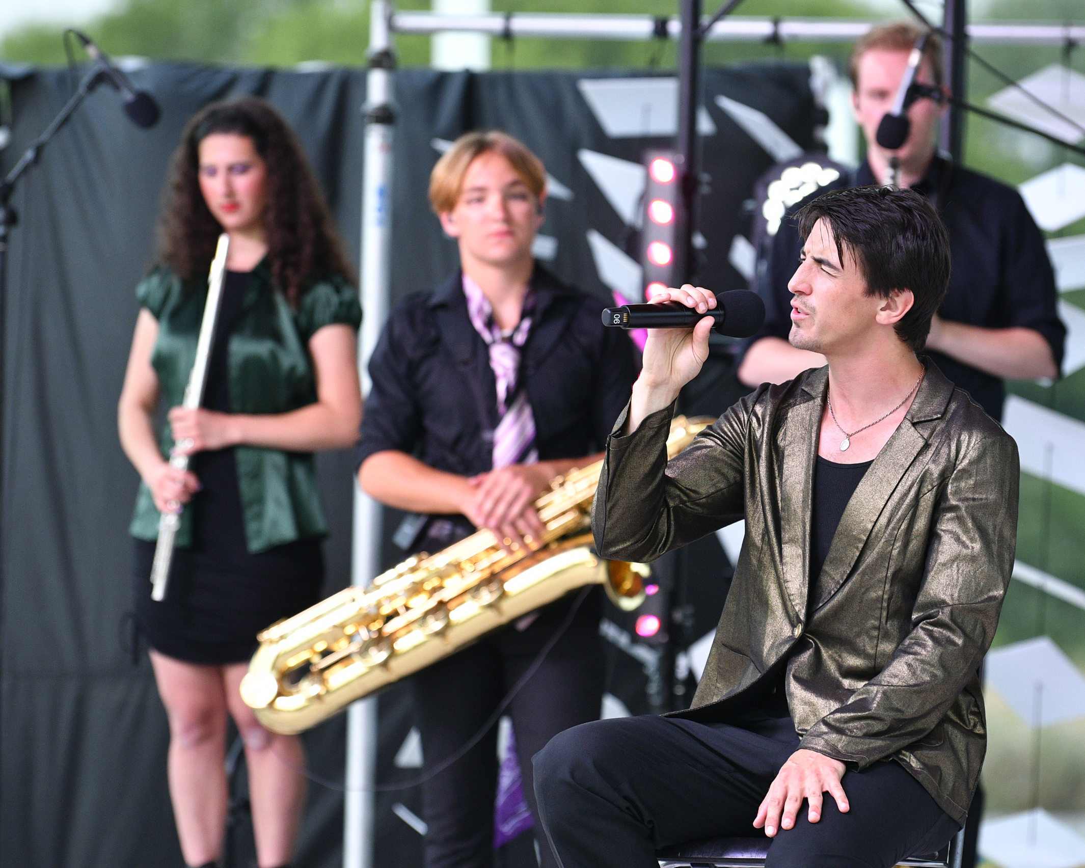 (c) Richard F Wintle